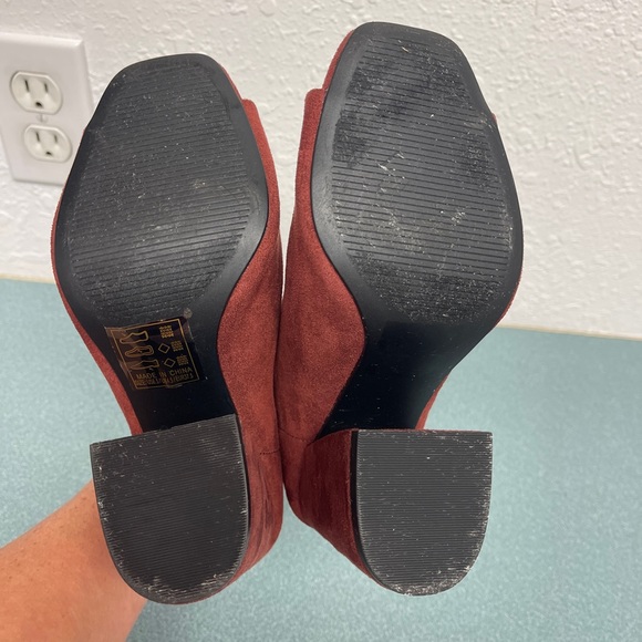 Qupid Stretch Suede Peep Toe Ankle Boots Women’s 6.5 Merlot Colored🍁 - Picture 9 of 9